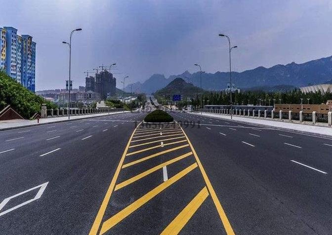 鎮(zhèn)江道路劃線，鎮(zhèn)江道路劃線施工單位？飛揚(yáng)市政專業(yè)可靠！